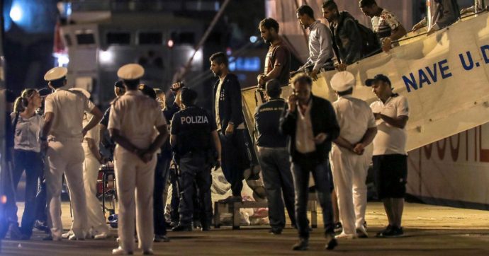 I primi sbarchi dirottati su Spagna e Malta. Ma da gennaio il Viminale ha sempre ceduto