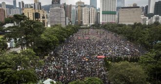 Copertina di Hong Kong, oltre 1,7 milioni al Victoria Park sfidano pioggia e forze dell’ordine. Gli organizzatori: “Manifestazione pacifica”