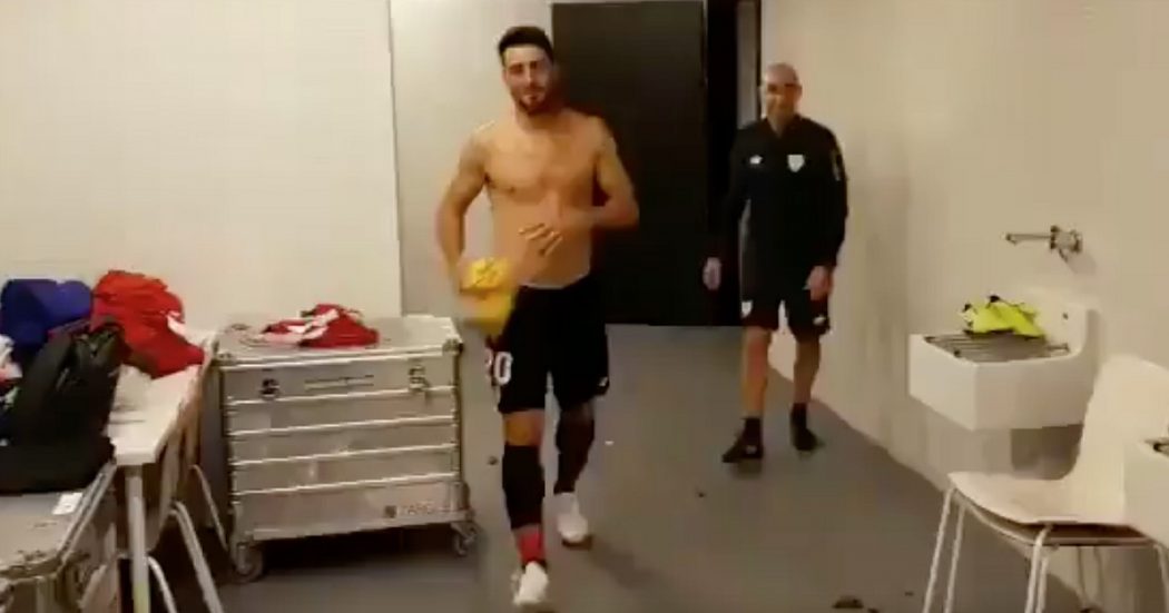 Calcio, Aduriz entra all’88esimo e segna il gol vittoria. I compagni lo festeggiano così