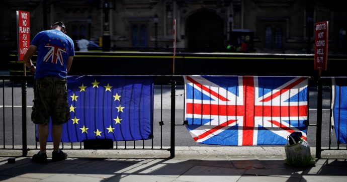 Brexit, firmato il provvedimento che cancella le leggi dell’Unione europea in Gran Bretagna. Governo: “Passo storico per rientro poteri”