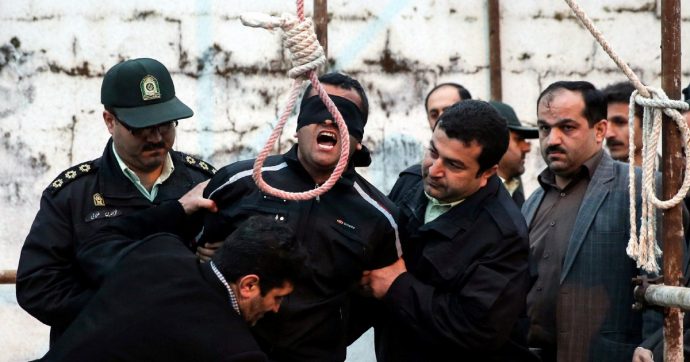 Iran, anche sette minorenni condannati a morte
