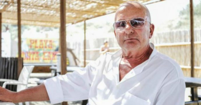 Gianni Scarpa, l’ex gestore della spiaggia fascista denunciato: “Ha cacciato una ragazza di origine africana da uno stabilimento”