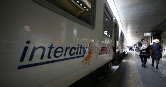 Copertina di Trenitalia, Intercity si ferma per un guasto: capotreno picchiato da una turista. Sindacati: ‘Personale capro espiatorio errori dirigenti’