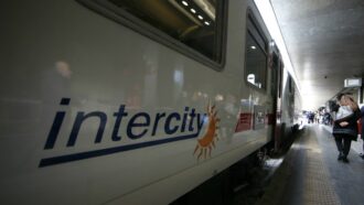 Sicilia, il distanziamento sui vagoni fa esplodere il costo dei biglietti dei treni: “Sul Palermo-Roma prezzi su del 40 percento”