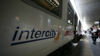 Copertina di Pnrr, slitta a lunedì il voto della Camera sul decreto: c’è il nodo della gara a lotto unico per l’affidamento dei servizi Intercity