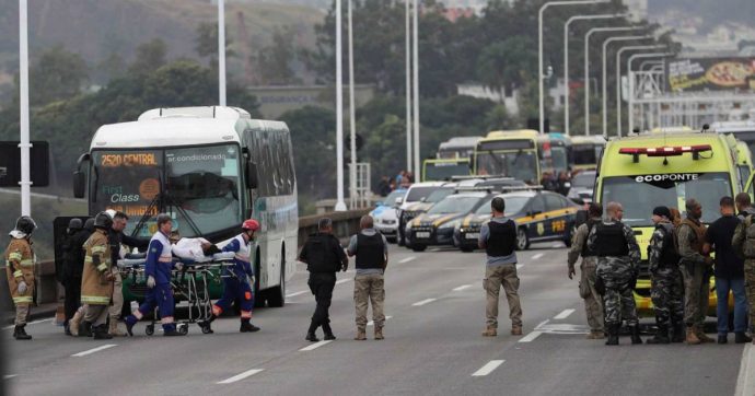 Brasile, uomo sequestra bus a Rio de Janeiro con 37 persone a bordo e minaccia di dare fuoco al mezzo: ucciso dalle forze speciali