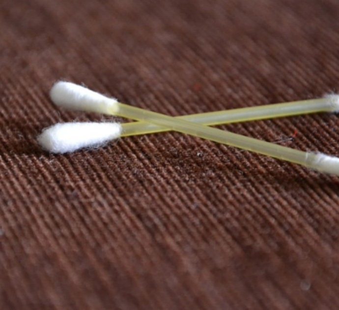 Usa ogni giorno cotton fioc: un’infezione grave si stava propagando nel suo cervello. Operata d’urgenza