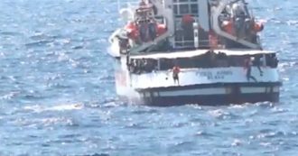 Migranti, Alarm Phone: “Barca in pericolo con 50 persone forse respinta da guardia costiera libica. Persi i contatti”