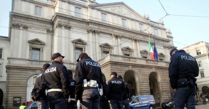 Aggredisce una ragazza in piazza della Scala, lei chiede aiuto a una cameriera col gesto antiviolenza: arriva la polizia e lo arresta