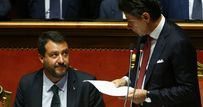 Crisi di governo sui social, De Falco diventa virale. E lo spin doctor di Salvini scrive: “Dal Capitano discorso stratosferico”