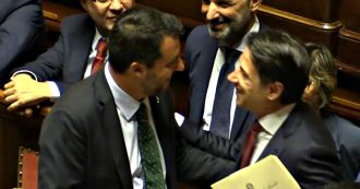 Copertina di Crisi governo, Conte saluta tutti i ministri. Stretta di mano e sorrisi con Salvini