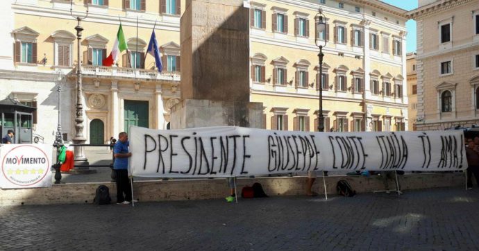 Governo, Di Maio scrive a Conte: “Forza amico mio, sei una perla rara”. Spunta striscione a Montecitorio: “Presidente, l’Italia ti ama”