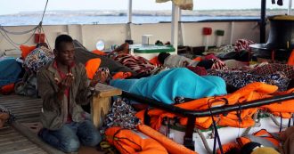 Copertina di La Open Arms non si muove. Sullo sbarco tutti contro tutti