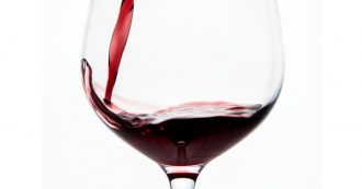 Copertina di Il vino fa dimagrire? La ricerca canadese: “Uno o due bicchieri prima di andare a dormire fanno perdere peso”