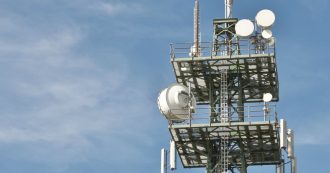 5G, governo contro gli enti locali: oltre 200 sindaci fermano l’installazione delle antenne, ma il dl Semplificazioni vieta le ordinanze