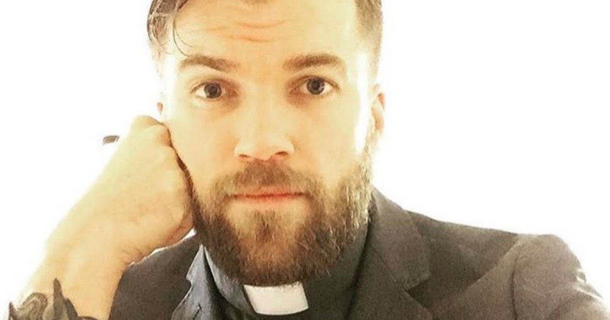 Oskar, il prete sexy che si mostra a petto nudo durante le sedute di crossfit: così è diventato una star in Svezia