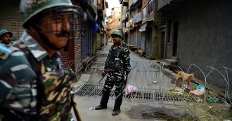 Copertina di Kashmir, altri due morti negli scontri al confine tra India e Pakistan. Almeno 2.300 persone in stato d’arresto