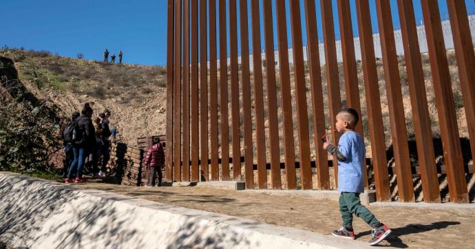 Usa non fornirà più vaccini ai detenuti nei campi per migranti al confine con il Messico. Medico: “Molti bambini moriranno”