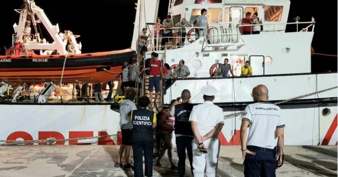 Open Arms, sbarcati a Lampedusa gli ultimi 83 migranti. La Ocean Viking ancora in attesa: “Ora date a noi un porto sicuro”