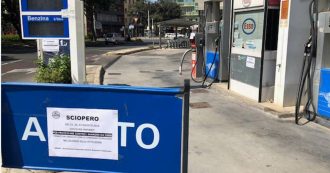Copertina di Sardegna, sciopero dei benzinai prima del controesodo: “Prendiamo 25 euro al giorno, siamo schiavi del caporalato petrolifero”