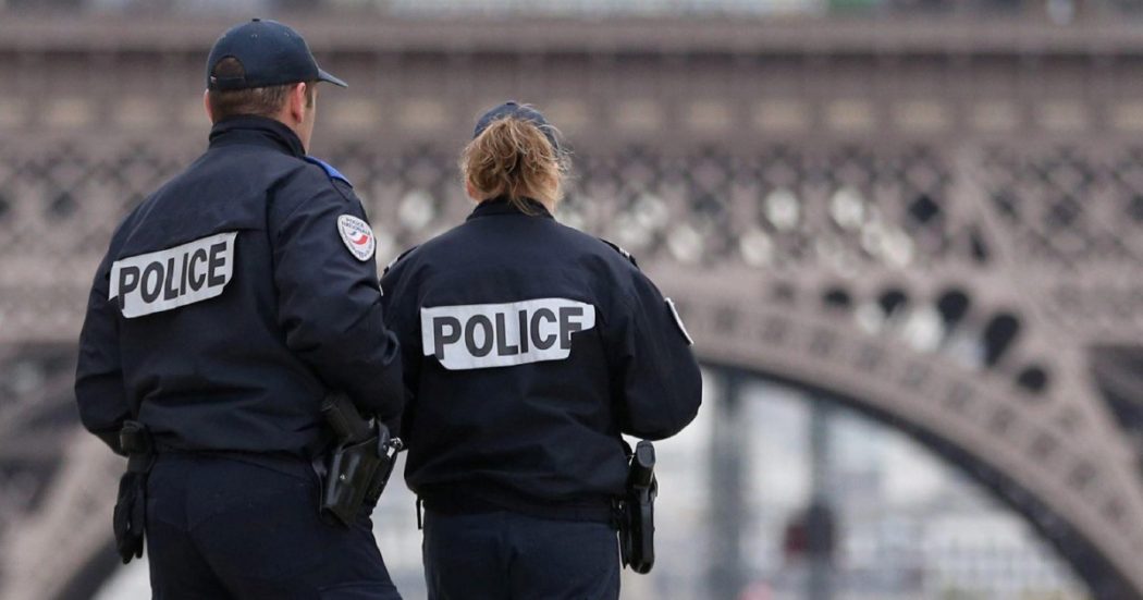 Francia, il poliziotto è solo e si punta la pistola alla testa Francia, il poliziotto è solo e si punta la pistola alla testa