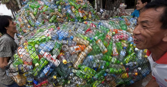 Copertina di Emergenza plastica. Neanche il Far East vuole  più i nostri rifiuti