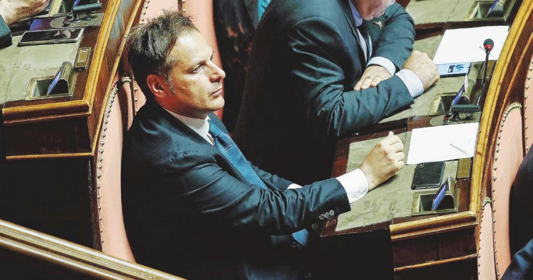 Ora la crisi potrebbe “salvare” il pc di Siri: la Procura ha bisogno dell’ok per il sequestro Ora la crisi potrebbe “salvare” il pc di Siri: la Procura ha bisogno dell’ok per il sequestro