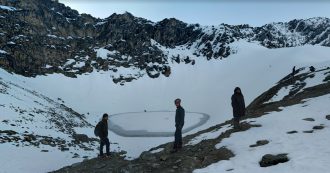 Copertina di Himalaya, il “lago degli scheletri”: l’analisi genetica infittisce il mistero sul bacino d’acqua che raccoglie centinaia di ossa di esseri umani