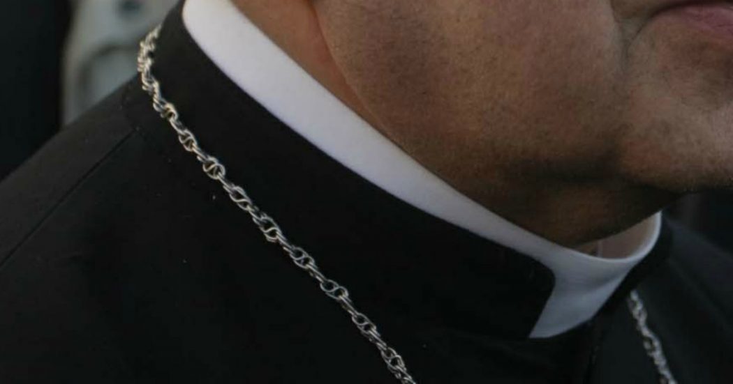 Pedofilia, arrestato il prete che chiedeva materiale pornografico a minori. Ai domiciliari anche la madre di una vittima