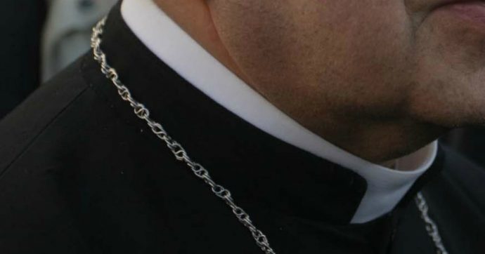 Avellino, arrestato un sacerdote: è accusato di abusi sessuali su un minore di 14 anni