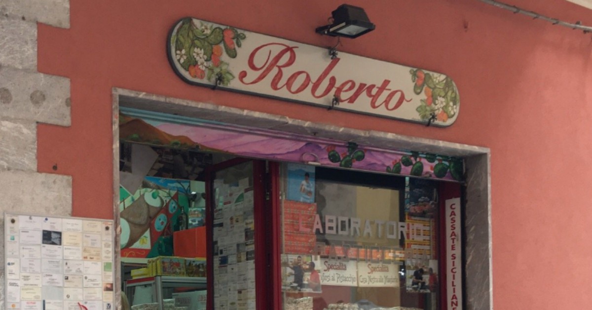 A Taormina in vendita “Mafiosi al pistacchio” e “Cosa nostra alle mandorle”. Il sindaco: “Togliere quei nomi”. Il pasticciere: “Qui è pieno di gadget con il nome della mafia”