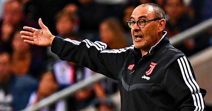 Maurizio Sarri, il tecnico della Juventus non sarà in panchina nelle prime due giornate di Serie A: salta il big match contro il Napoli