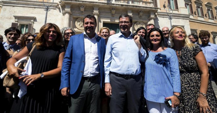 Gli “affari correnti” di Salvini: guerra alla Trenta sui migranti