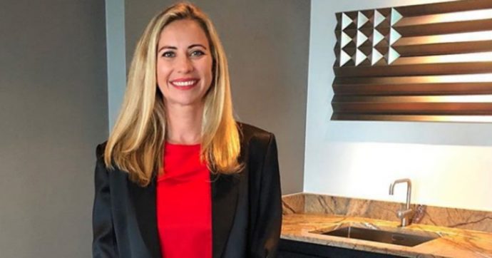 Il padre è proprietario della compagnia aerea, ma figlia (e nipoti) volano in economy: Holly Branson conquista i social Il padre è proprietario della compagnia aerea, ma figlia (e nipoti) volano in economy: Holly Branson conquista i social