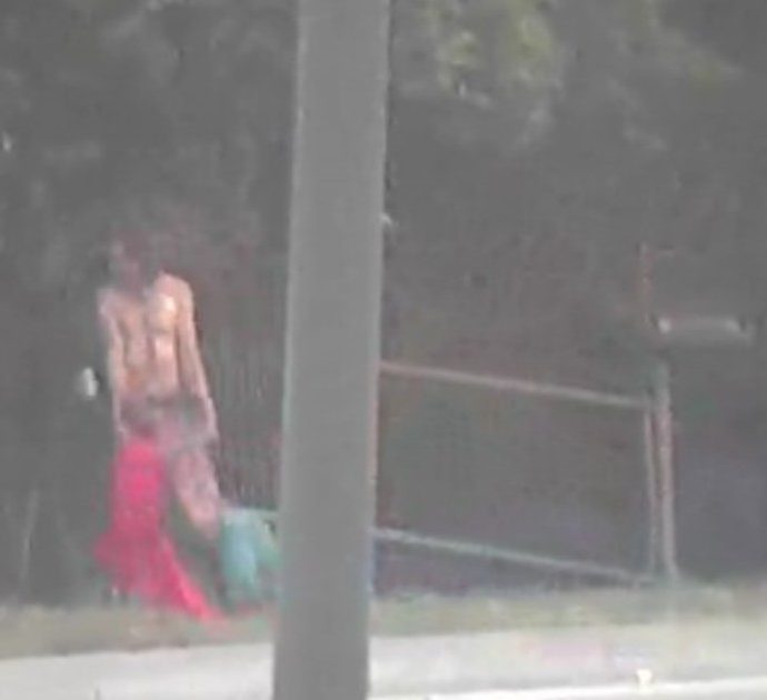 Uomo a torso nudo trascina un corpo femminile per le strade della città: ecco cosa scopre la polizia