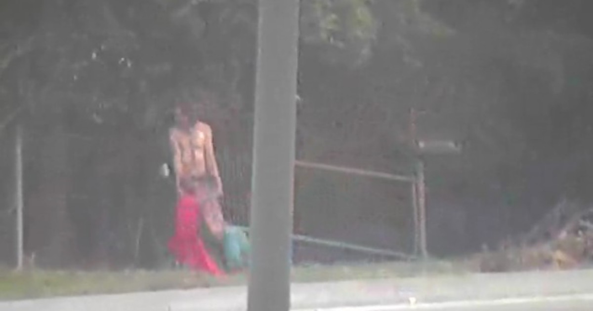 Uomo a torso nudo trascina un corpo femminile per le strade della città: ecco cosa scopre la polizia