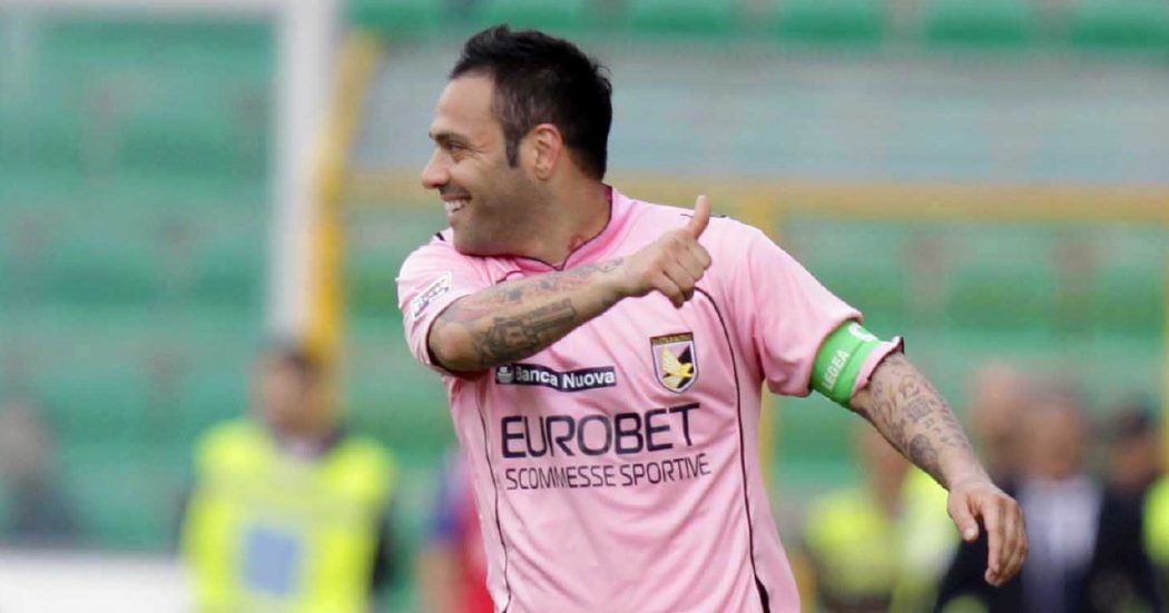 “Miccoli stia a casa”. Palermo non perdona il bomber che chiamò “fango” Falcone “Miccoli stia a casa”. Palermo non perdona il bomber che chiamò “fango” Falcone