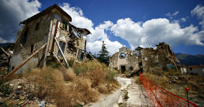 Terremoto Centro Italia, commozione alla fiaccolata in ricordo delle vittime. Zingaretti: “Adesso serve discontinuità”