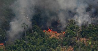 Amazzonia, Macron posta su Twitter una foto degli incendi. Ma l’immagine è di 16 anni fa