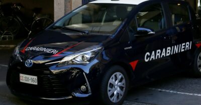 Copertina di Donna di 81 anni uccisa a coltellate nel Varesotto: fermato il marito