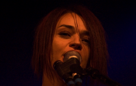 Copertina di Carmen Consoli parla di suo figlio nato con la fecondazione assistita: “Avrei potuto scegliere un fan o un toy boy ma non volevo illudere il “poveretto””