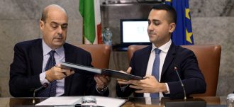 Copertina di Pd-M5s, braccio di ferro sul premier. Conte al G7: “Non è questione di persone, ma di programmi”. E chiude alla Lega. Renzi: “Ora responsabilità”. Mentre Zingaretti avanza con i suoi l’ipotesi Fico
