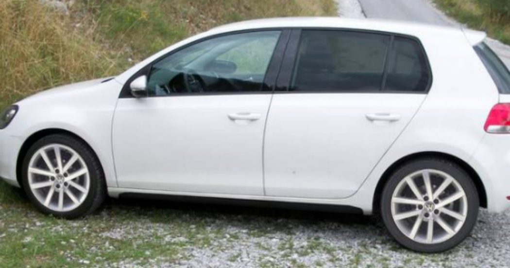 A otto anni ruba l’auto dei suoi e si “lancia” in autostrada. La prima volta riesce a fermarsi in una piazzola ma la seconda le cose non vanno bene