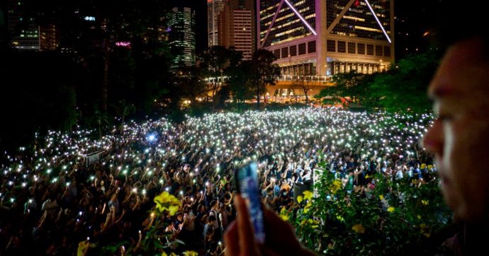 Hong Kong, nuovi scontri tra manifestanti e polizia: lanci di molotv e lacrimogeni. Catena umana di 40 km “contro la tirannia”