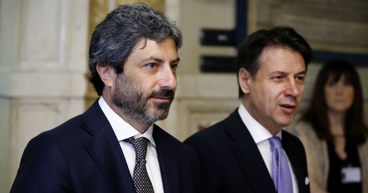 Addio alla regola del doppio mandato: la decisione degli iscritti M5s che riapre la strada a Fico in Campania Addio alla regola del doppio mandato: la decisione degli iscritti M5s che riapre la strada a Fico in Campania