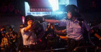Copertina di Hong Kong, ancora scontri fra polizia e manifestanti: idranti e spari in aria. Pistole puntate contro attivisti e giornalisti