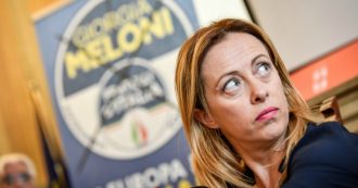 Copertina di Giorgia Meloni, insulti sessisti su Facebook dall’ex brigatista Etro: “Ora basta, lo querelo”. Attacchi anche a Boschi, Renzi e Di Maio