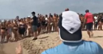Copertina di Vasco Rossi, dopo l’assalto dei fan (e la fuga) il cantante torna in spiaggia per incontrare i suoi sostenitori. Ma questa volta non è da solo