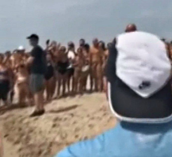 Vasco Rossi, dopo l’assalto dei fan (e la fuga) il cantante torna in spiaggia per incontrare i suoi sostenitori. Ma questa volta non è da solo