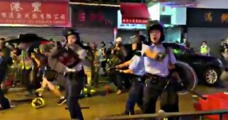 Copertina di Hong Kong, nuovi scontri: polizia punta la pistola contro manifestanti e giornalisti